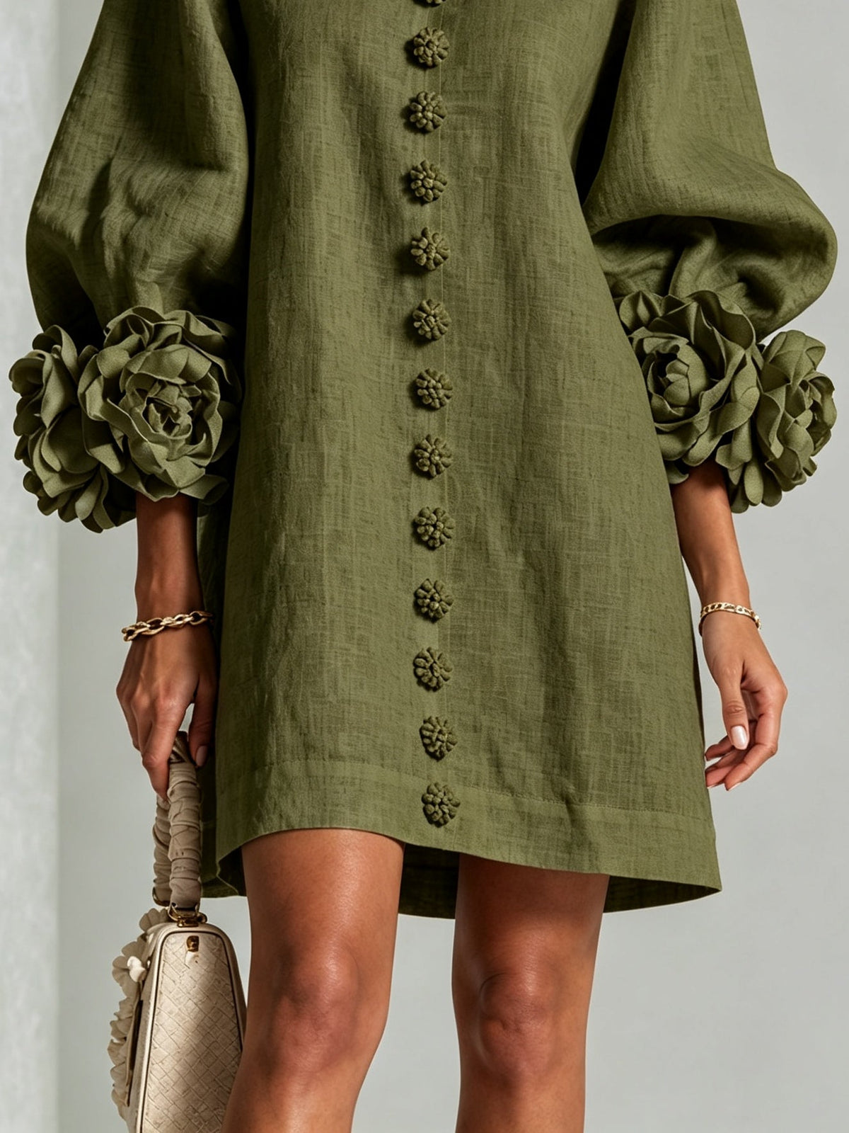 Olivia | Robe mini chemise à fleurs vert olive avec poignets floraux extravagants