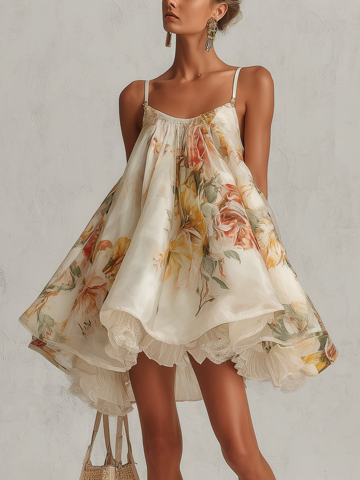 Liliane | Robe courte ligne A en organza beige à motif floral et bordure en dentelle