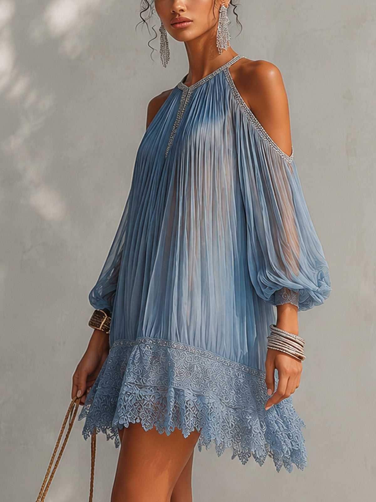 Céleste | Mini-robe bleue à épaules dénudées, froncée et ourlet en dentelle