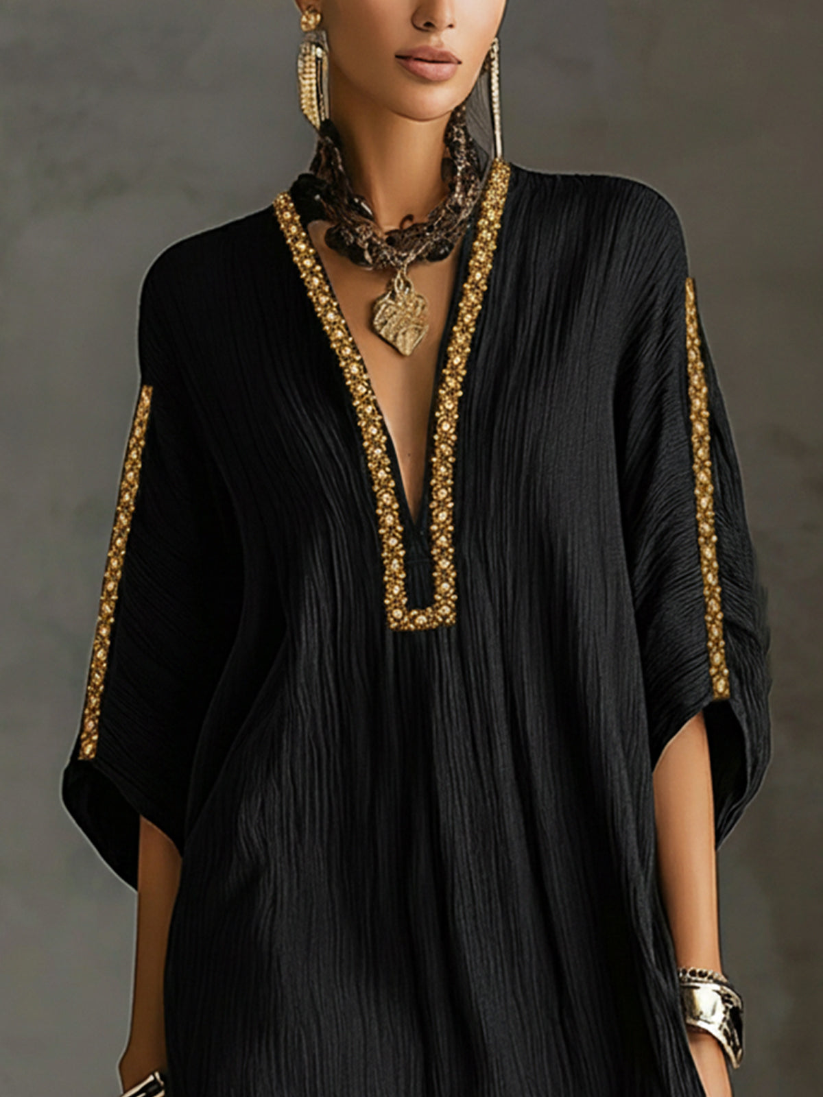 Mireille | Robe courte noire à décolleté en V profond