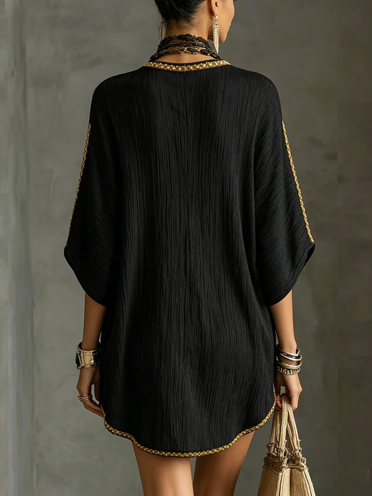 Mireille | Robe courte noire à décolleté en V profond