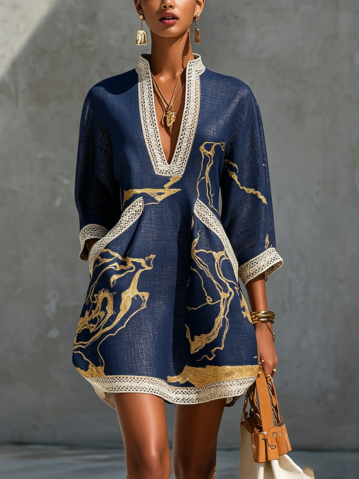 Renée | Robe courte en dentelle à imprimé doré et décolleté en V profond