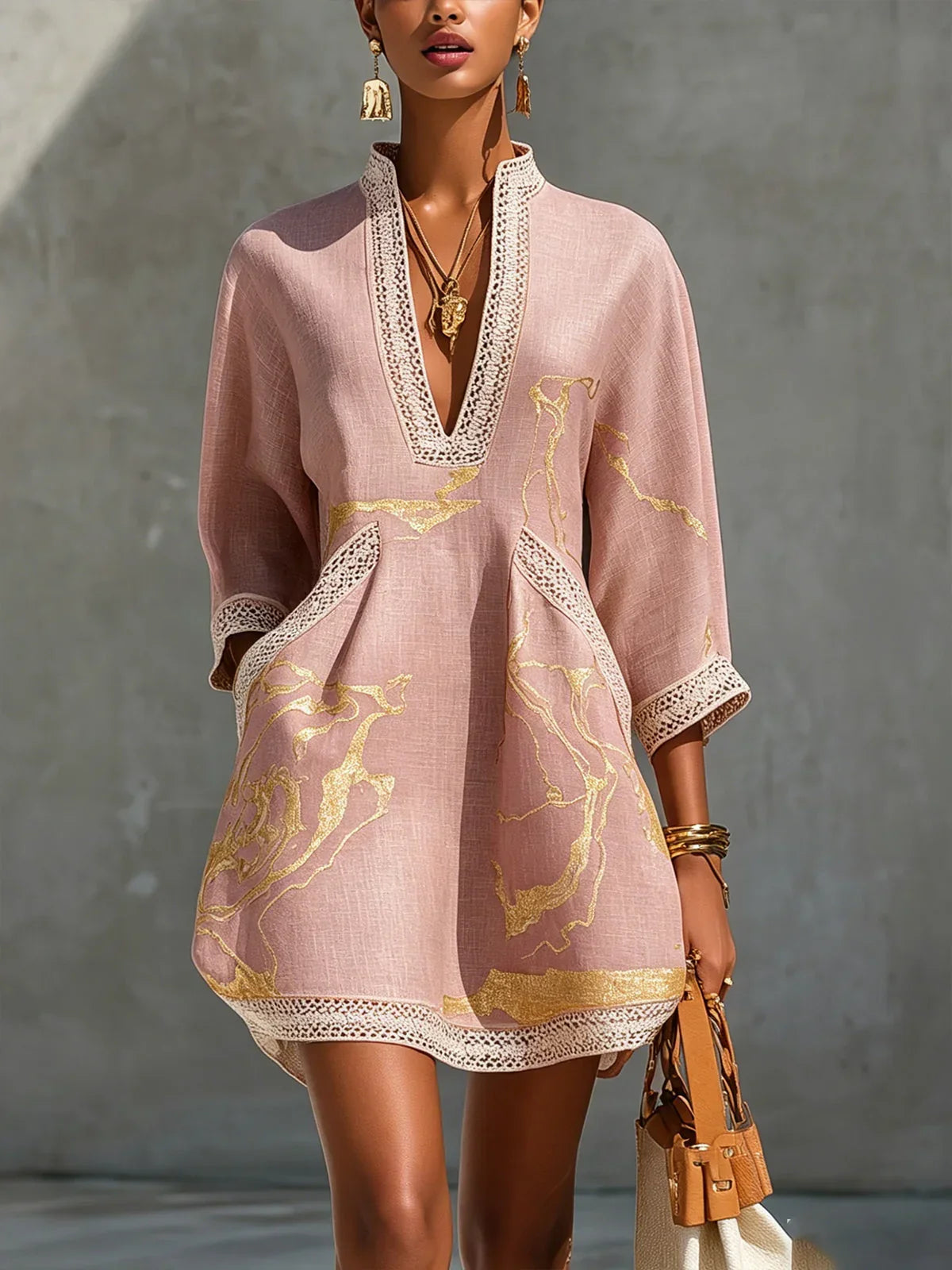 Doriane | Robe mini noire à imprimé marbré doré et dentelle au crochet