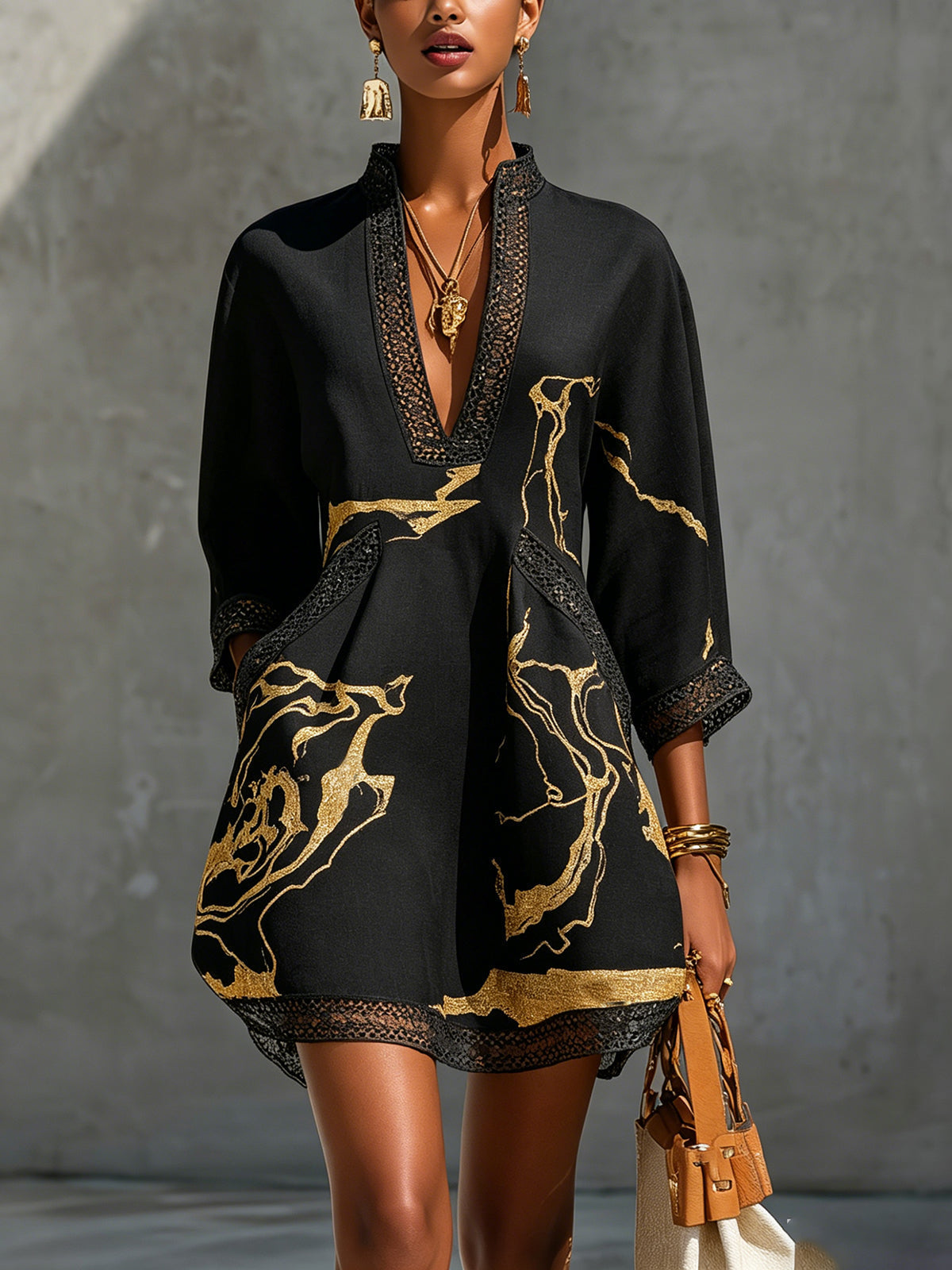 Doriane | Robe mini noire à imprimé marbré doré et dentelle au crochet