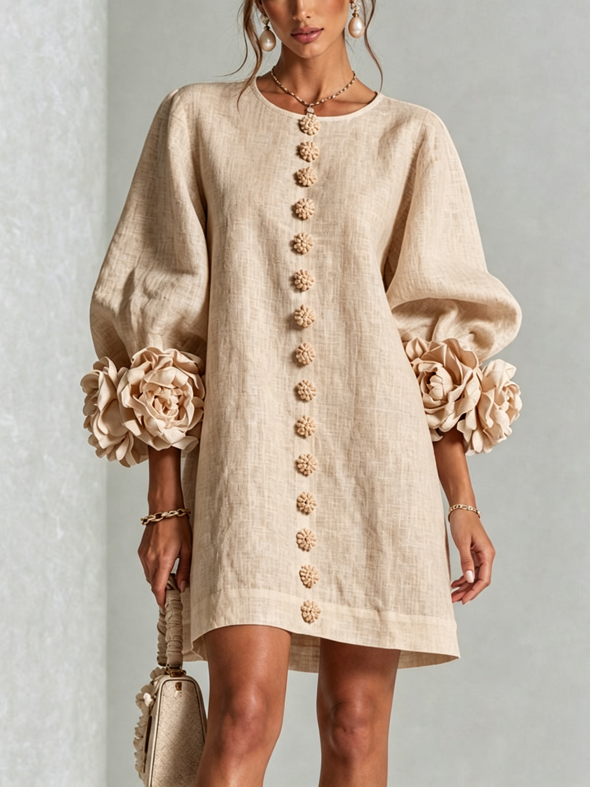 Blanche | Robe mini blanche à boutons fleuris et manches à fleurs extravagantes