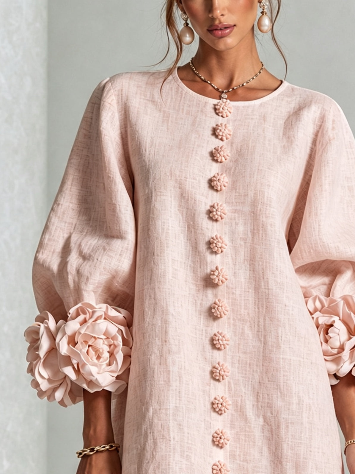 Rosalie | Robe mini florale rose à boutons avec manches florales surprenantes