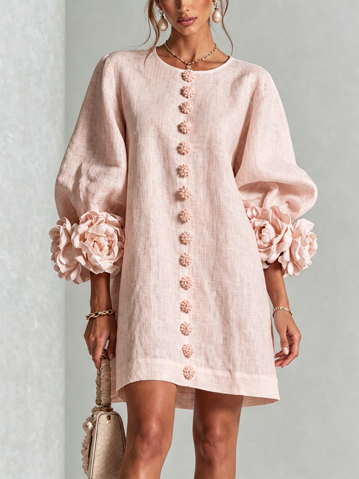 Blanche | Robe mini blanche à boutons fleuris et manches à fleurs extravagantes