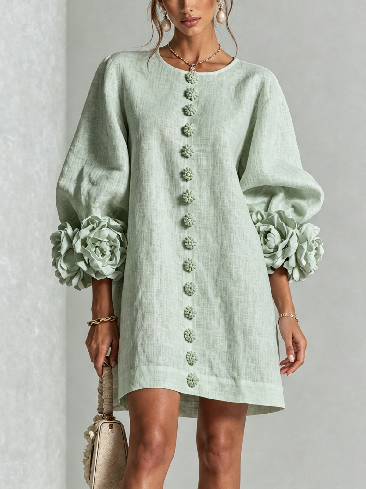 Blanche | Robe mini blanche à boutons fleuris et manches à fleurs extravagantes