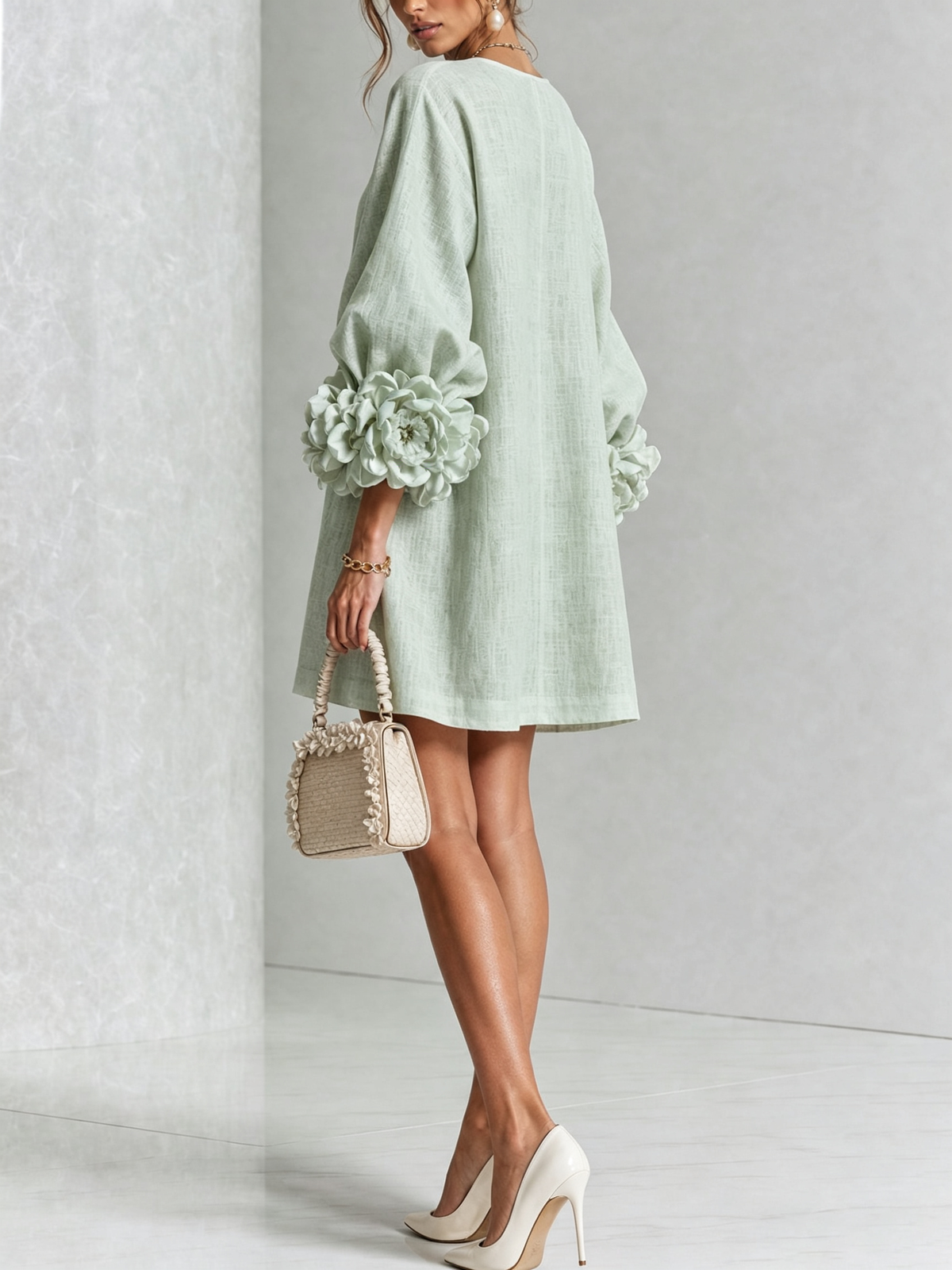 Blanche | Robe mini blanche à boutons fleuris et manches à fleurs extravagantes