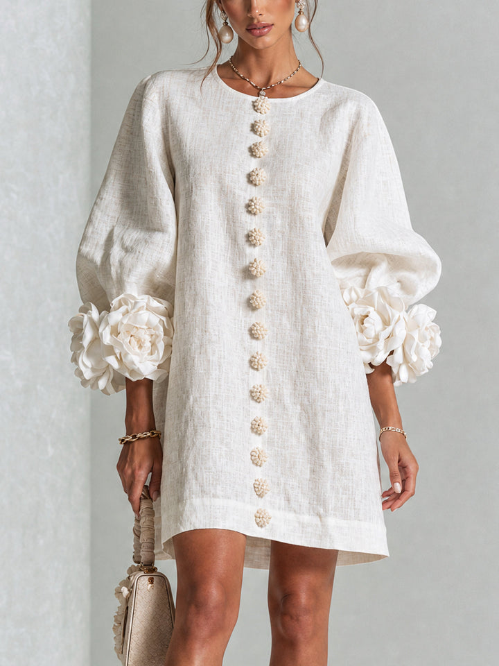 Blanche | Robe mini blanche à boutons fleuris et manches à fleurs extravagantes