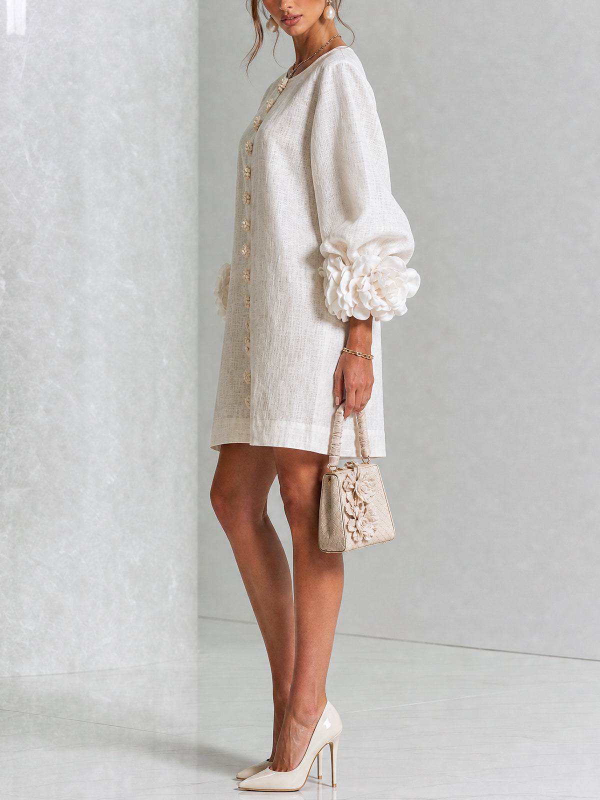 Blanche | Robe mini blanche à boutons fleuris et manches à fleurs extravagantes