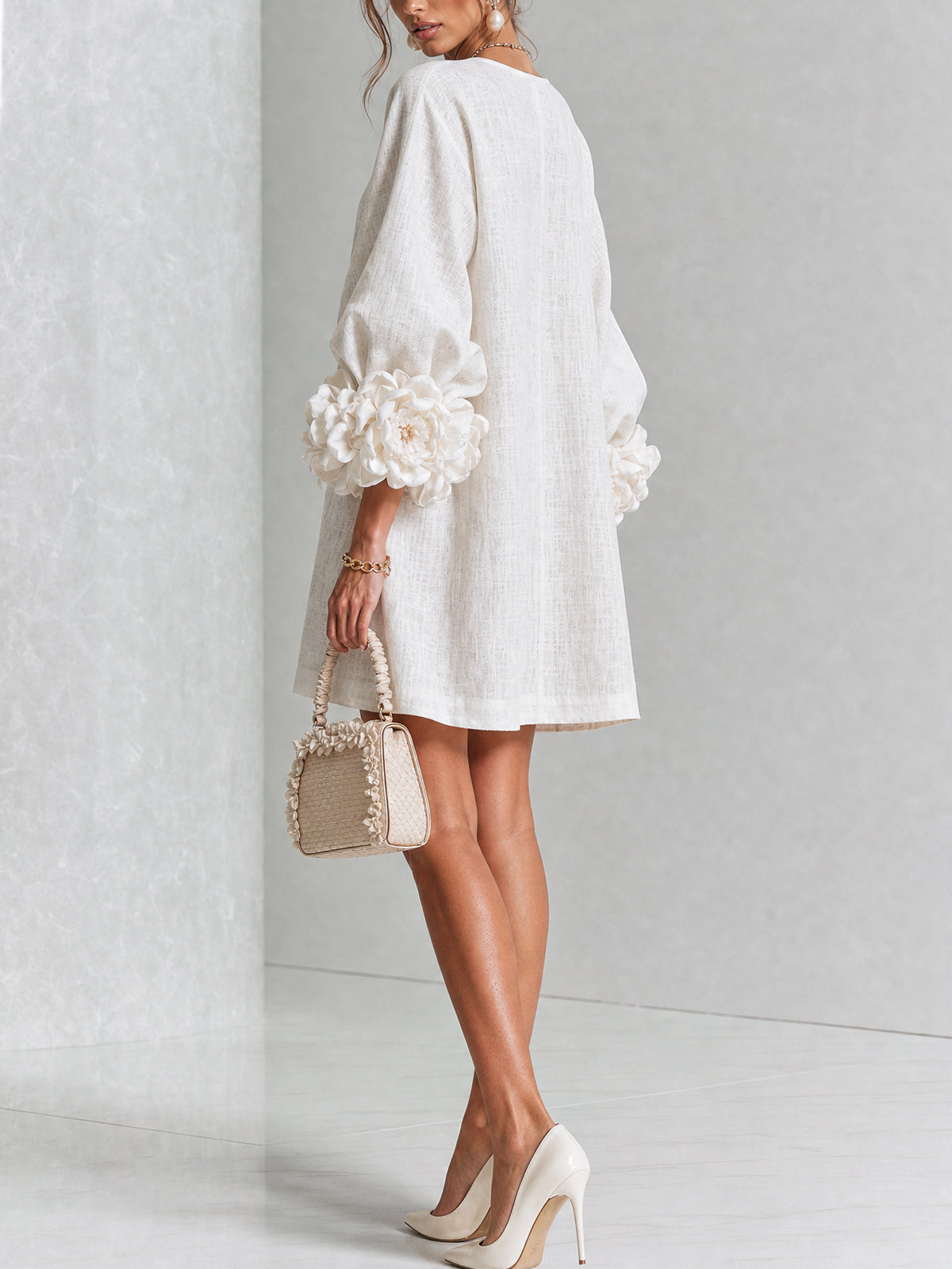 Blanche | Robe mini blanche à boutons fleuris et manches à fleurs extravagantes