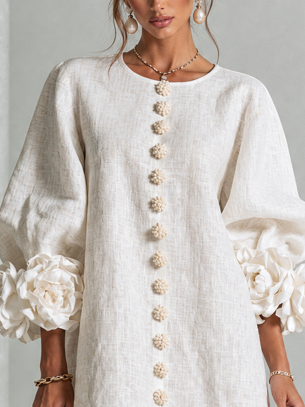 Blanche | Robe mini blanche à boutons fleuris et manches à fleurs extravagantes